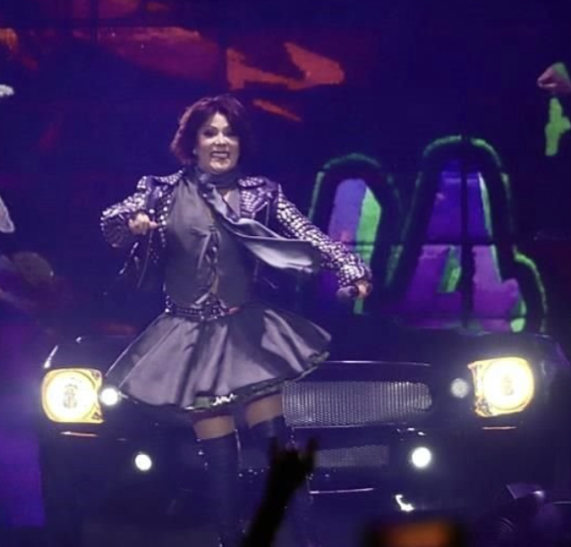 ALEJANDRA GUZMÁN DEDICA UN ROCANROL A SILVIA PINAL EN SU SHOW DE LA ARENA MÉXICO